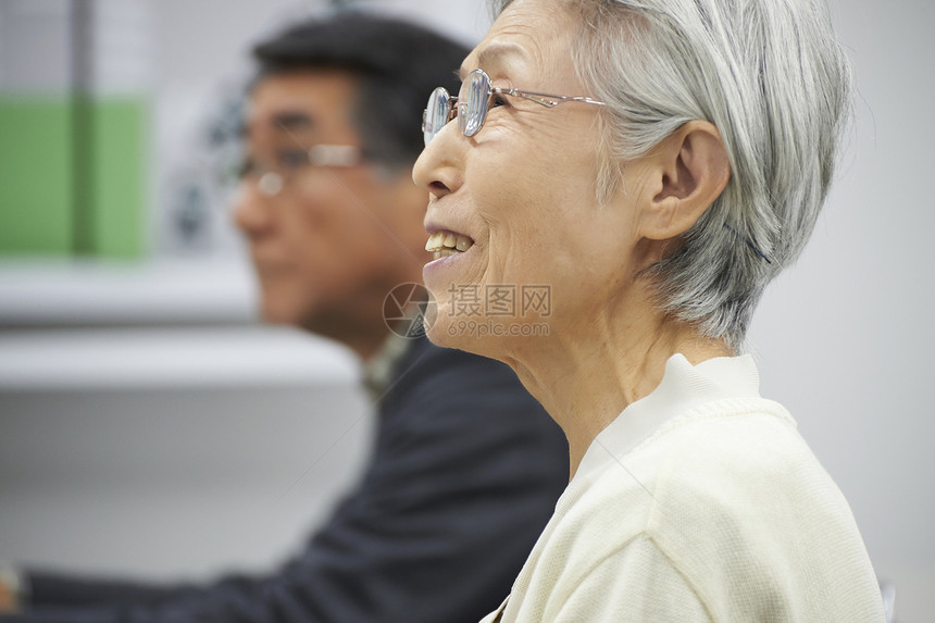 女学校留白高级参加讲座图片