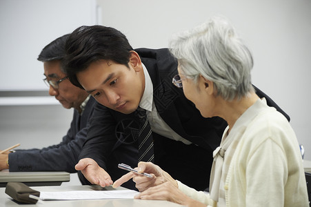 银通知学生高级参加讲座图片