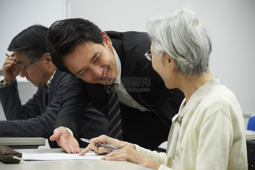 通知教笑容高级参加讲座图片