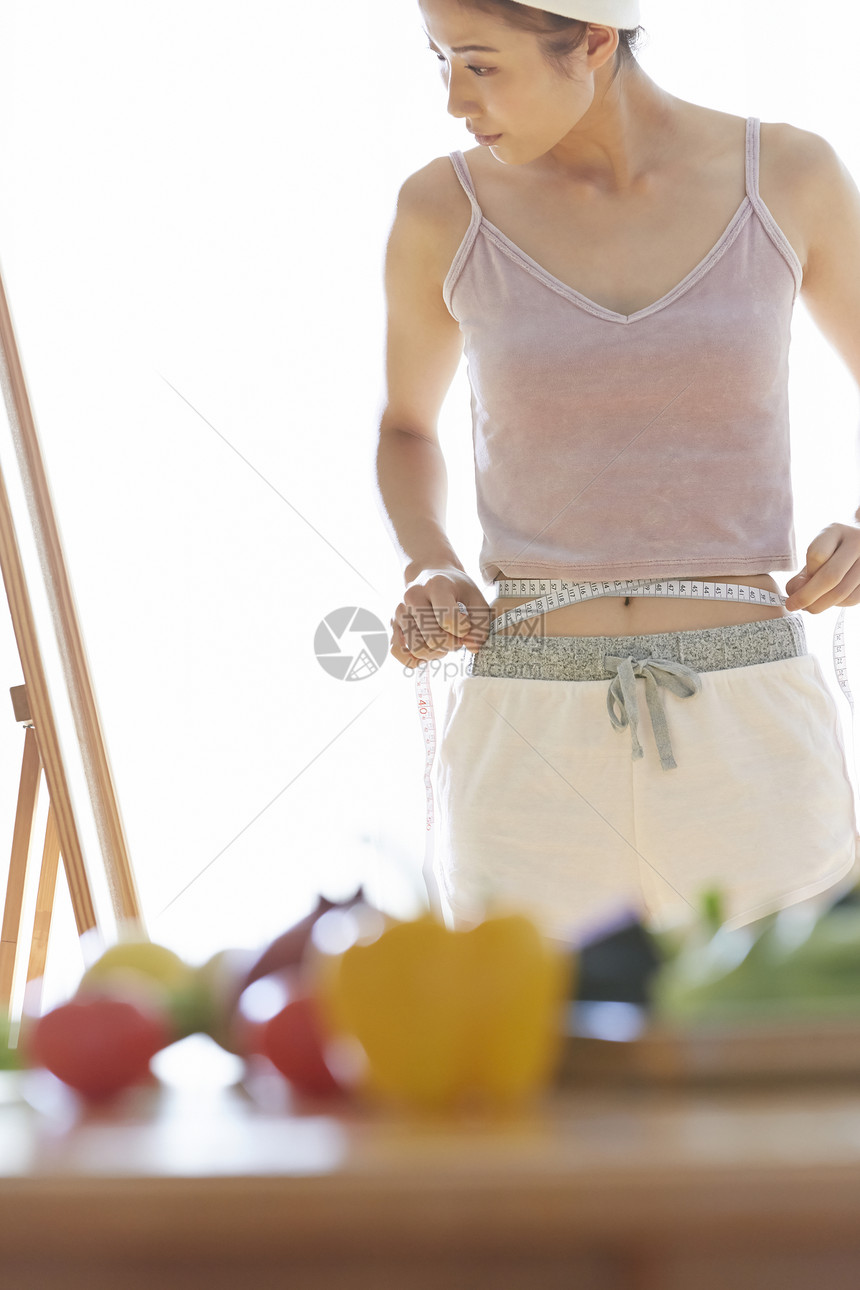 年轻女子假日抵抗妇女享受饮食图片