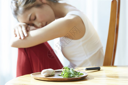 女青年饮食忧郁图片