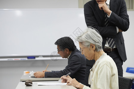 女士指示终身学习高级参加讲座图片