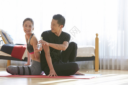 肌肉制品亚洲在家做健身的夫妇图片