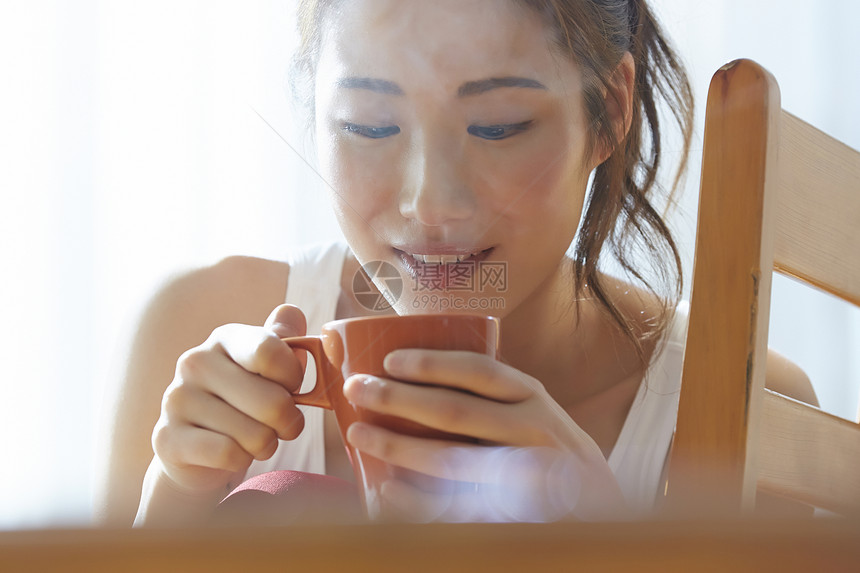 吞咽可爱卡路里一个女人喝一杯图片