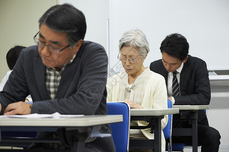 女士60多岁室内高级参加讲座图片