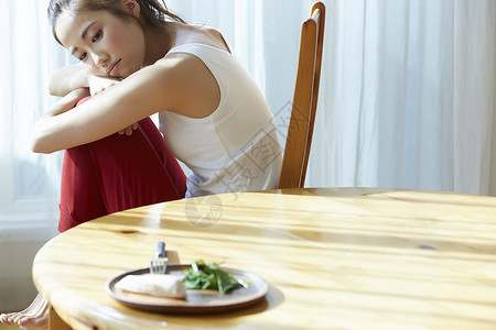 腹部限制饮食年轻饮食忧郁图片