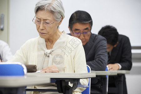 女人询问女士高级参加讲座图片