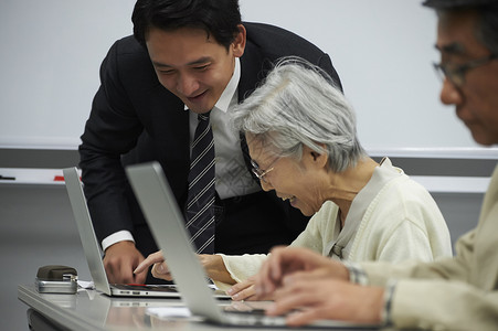 指导老年女性学习电脑的老师图片