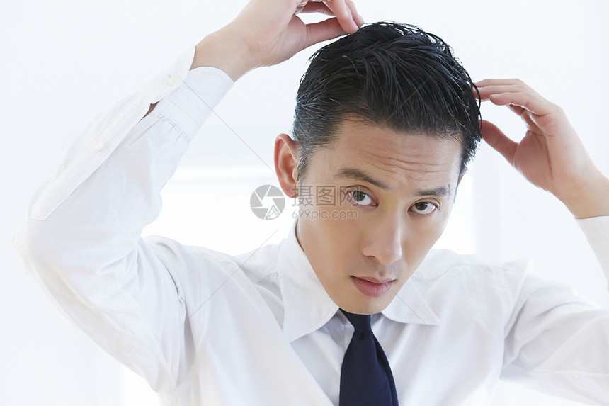 整理发型的成年男子图片