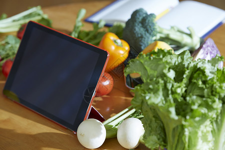 桌子上的蔬果和平板电脑图片