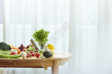 桌子上摆放的健康蔬菜图片