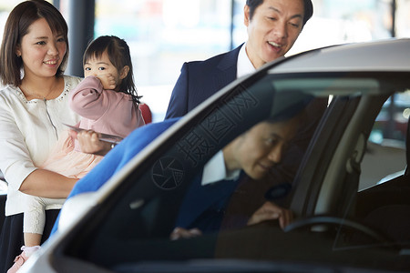 儿童日本人女士考虑汽车经销商购买的家庭图片