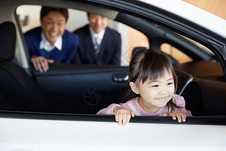 小朋友空白部分客人来到商店的汽车经销商驾驶员座位上的女孩图片