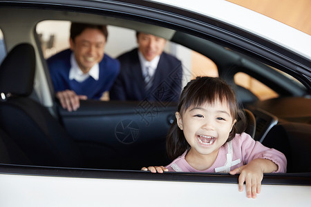 快乐品牌空白部分来到商店的汽车经销商驾驶员座位上的女孩图片