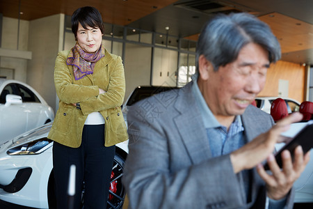 老年人汽车经销商文稿空间考虑车商购买的资深夫妇背景