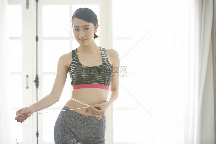 运动女青年测量腰围图片