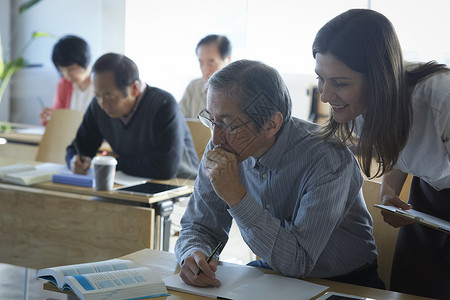 男人人物七十年代高级人员参加英语会话课图片