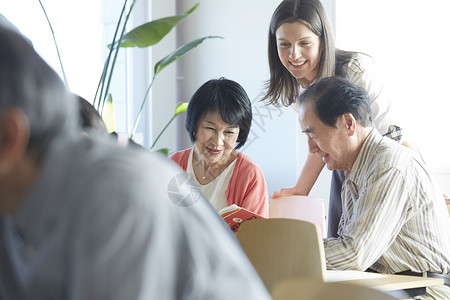 年老学校幸福高级人员参加英语会话课图片