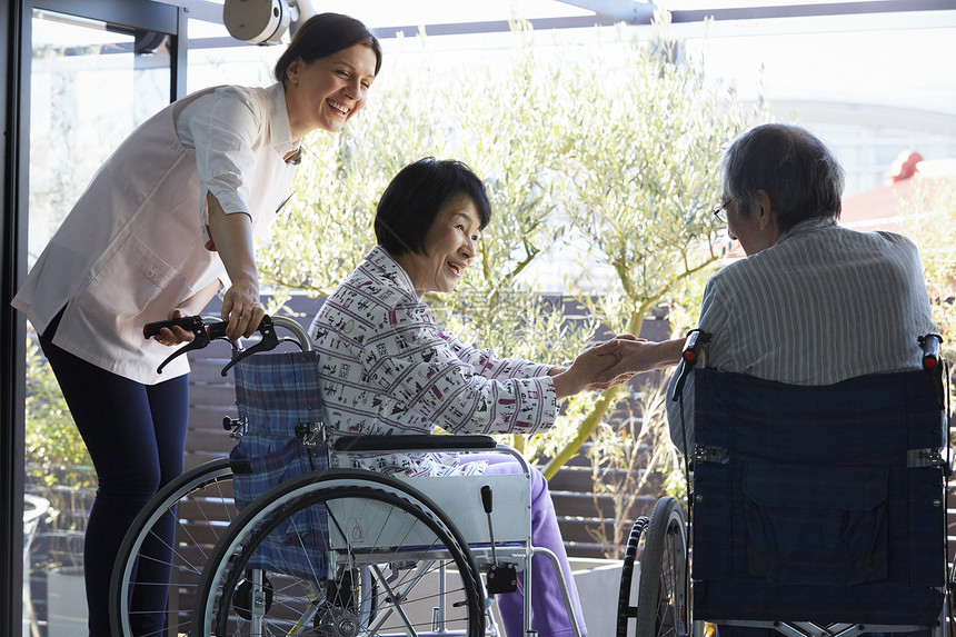 护理员医疗保健老年人和外国人在照顾图片