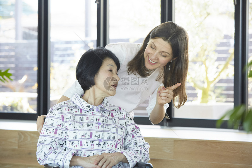 依偎在乐趣医疗福利老年人和外国人在照顾图片