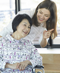 室内轮椅治疗老年人和外国人在照顾图片