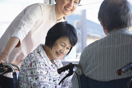 愉快60几岁日本人老年人和外国人在照顾图片