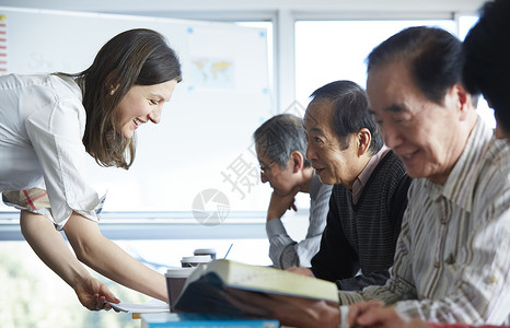 老人语言学习女高级人员参加英语会话课图片
