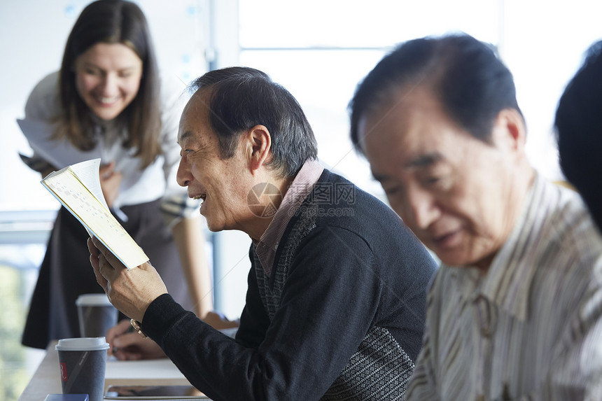 英国外国人六十年代高级人员参加英语会话课图片