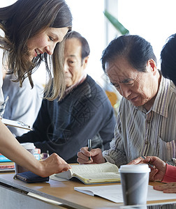 老年人男子男人高级人员参加英语会话课图片