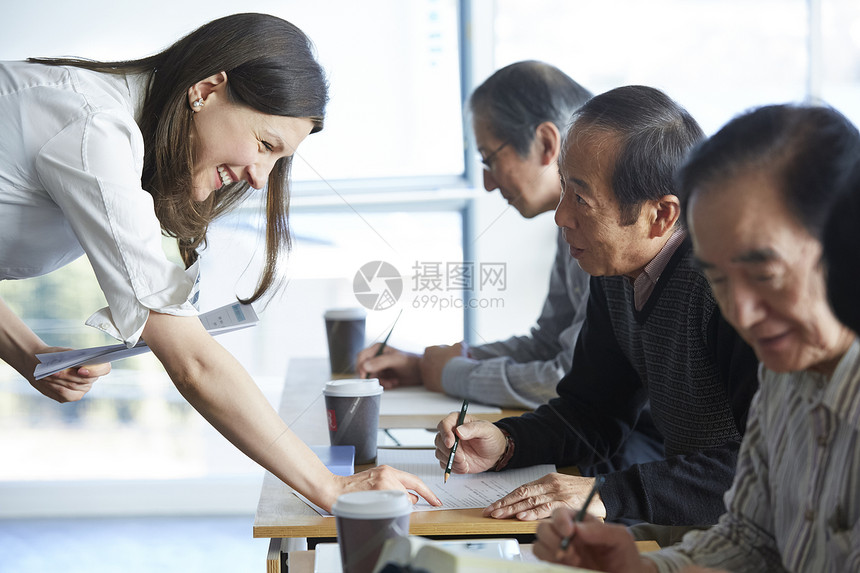 英国指出外语高级人员参加英语会话课图片