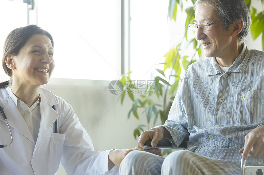 亚洲医院亚洲人老年人和外国人在照顾图片