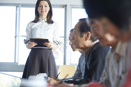 人物老师男人和女人高级人员参加英语会话课图片