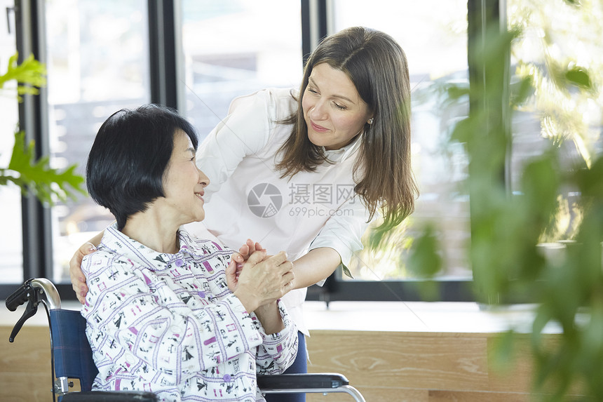 护理中老年人女佣老年人和外国人在照顾图片