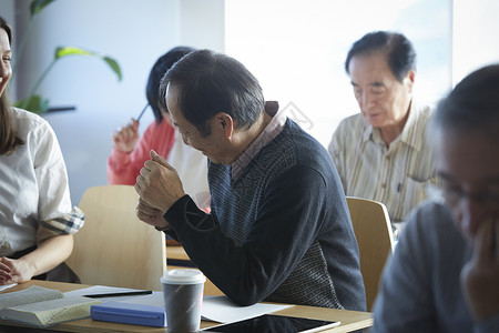 讲话学校七十年代高级人员参加英语会话课图片