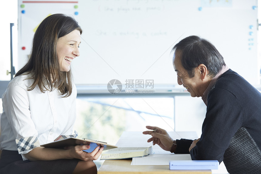 男女欣赏外语高级人员参加英语会话课图片