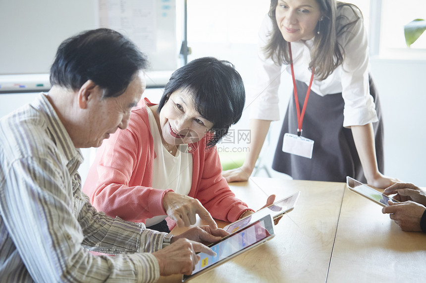 胸像英国女士高级人员参加英语会话课图片