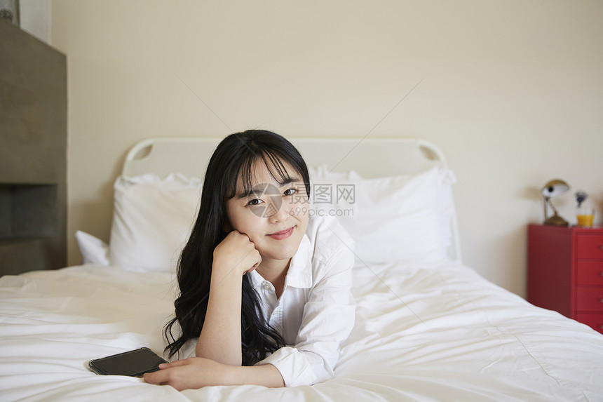 在卧室床上玩耍的可爱女孩图片