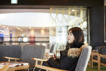 在咖啡店学习的美女大学生图片