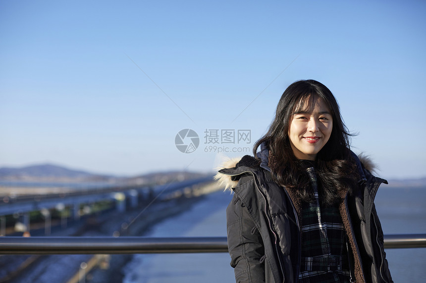 在咖啡店学习的美女大学生图片