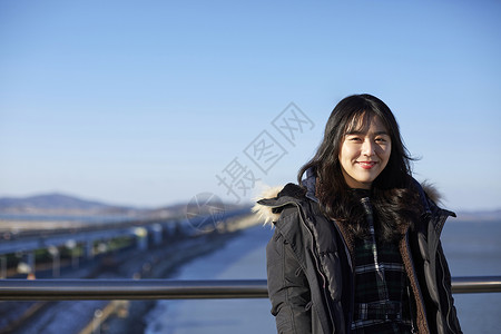 在咖啡店学习的美女大学生图片