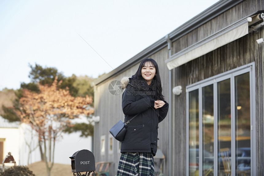 长途行走年轻女子幸福生活咖啡馆大学生图片