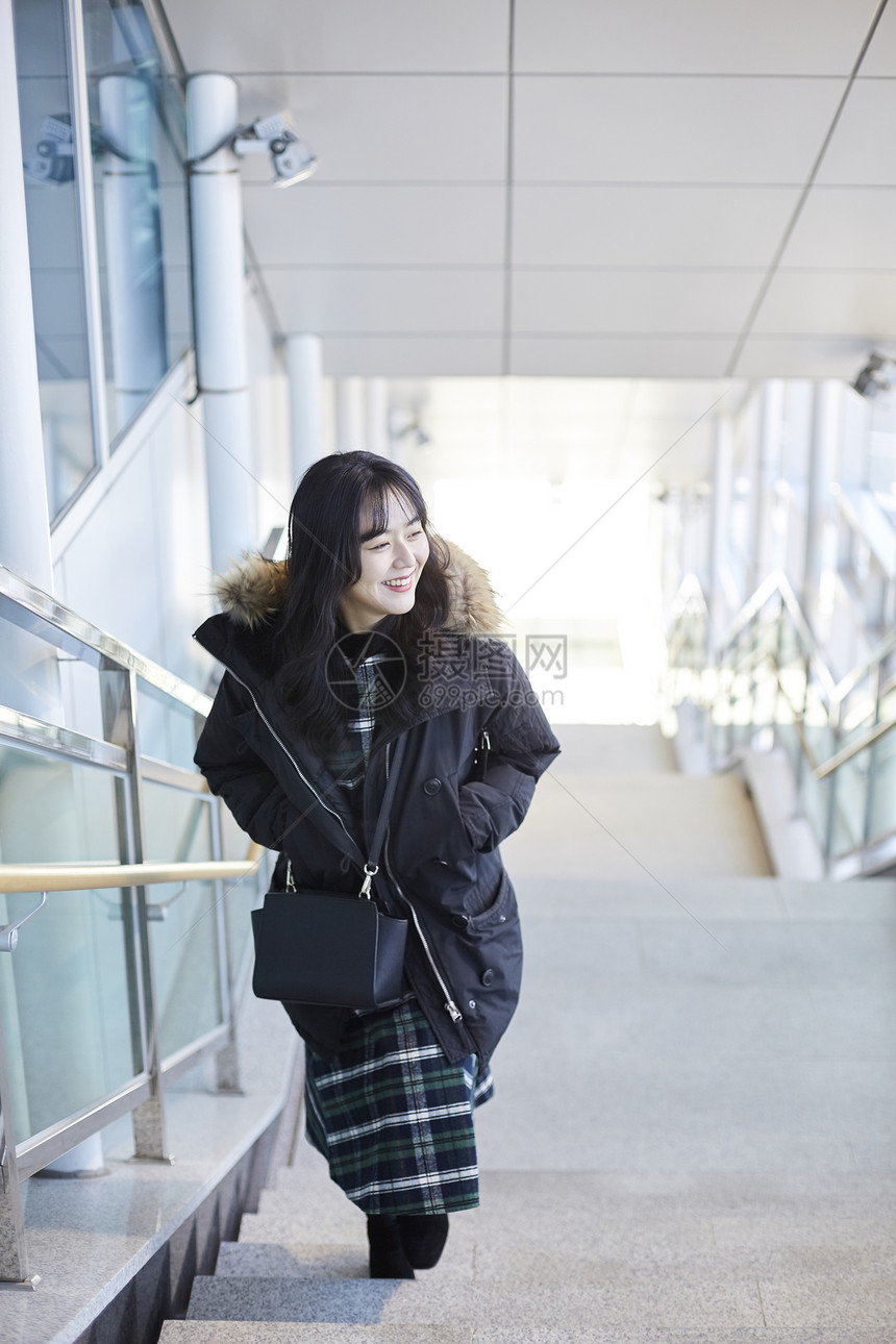 盯着看考试对立面旅行车站大学生韩语图片