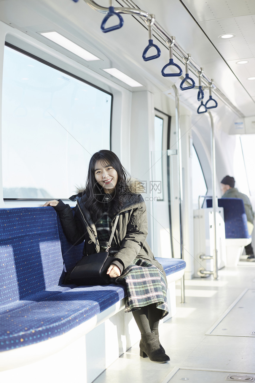 亚洲人手柄地铁火车旅行大学生韩语图片