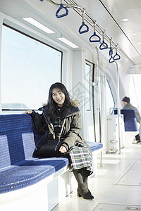 亚洲人手柄地铁火车旅行大学生韩语图片