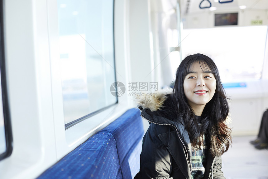 年轻美女大学生坐地铁图片