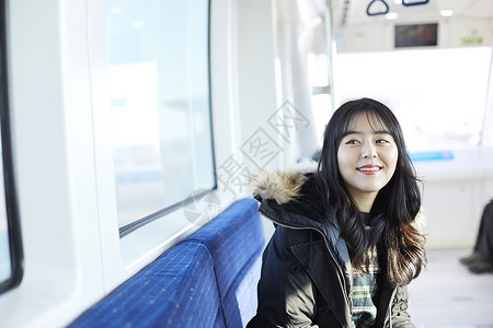 年轻美女大学生坐地铁图片