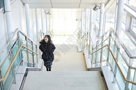 韩国人胸鳍护栏旅行车站大学生韩语图片