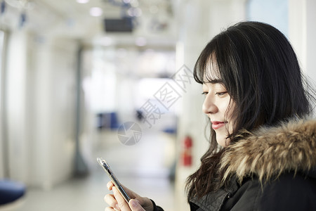 外出旅行游玩的年轻女性背景图片