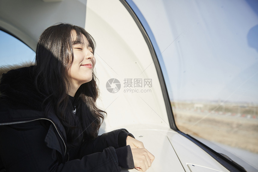 外出旅行游玩的年轻女性图片