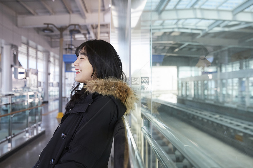 外出旅行游玩的年轻女性图片